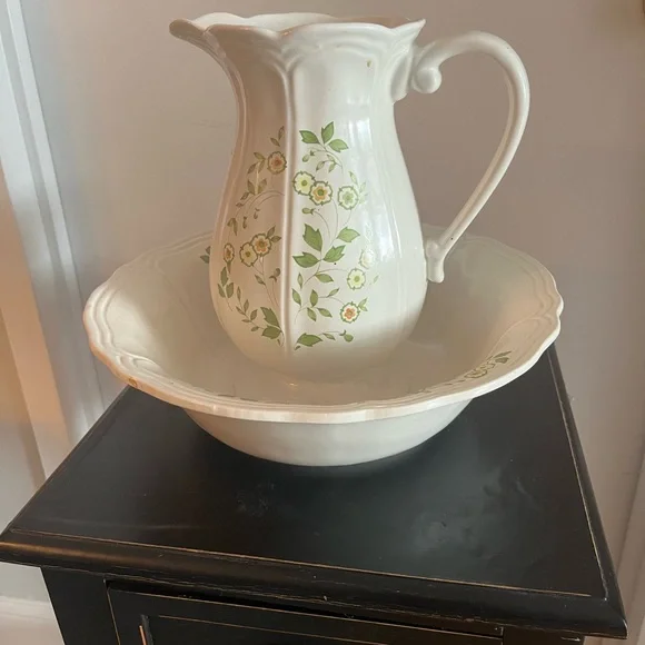 Federalist USA Pottery Pitcher and Bowl. Bowl measures aproximately 13" in diam. - Picture 3 of 13